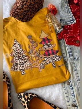 Graphic Tee Mustard Gold Cheetah Buffalo Plaid Festive Tree Size Medium New